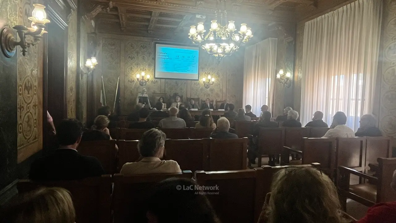 Reggio cresce meno della Calabria e dell’Italia: il terziario vale l’85% dell’economia, industria (quasi) inesistente\n