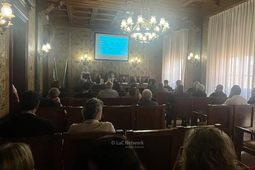<p>La presenrtazione del report nel&nbsp;salone della Camera di Commercio a Reggio Calabria</p>\\n