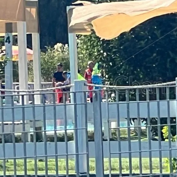 Bambina annegata nel Parco acquatico di Rende: «Scena straziante». Due infermieri hanno tentato di salvarla, struttura sotto sequestro\n