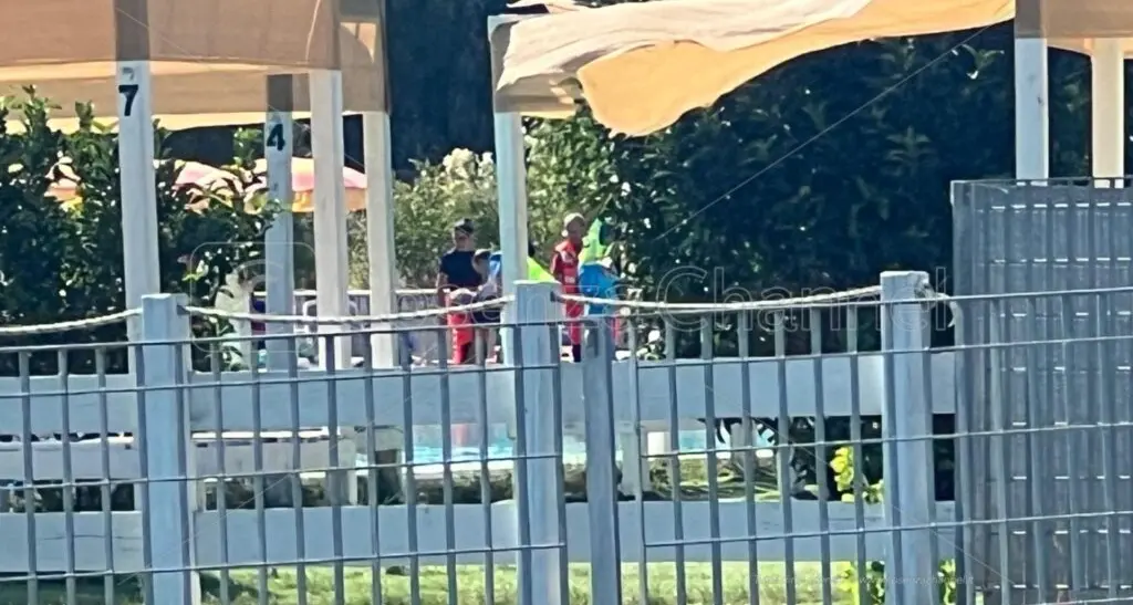 Bambina annegata nel Parco acquatico di Rende: «Scena straziante». Due infermieri hanno tentato di salvarla, struttura sotto sequestro