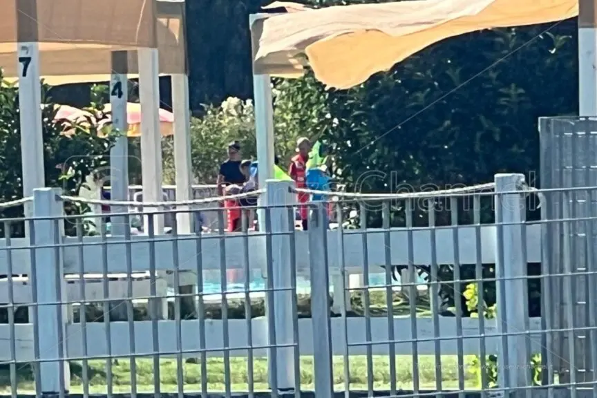 <p>Il personale sanitario all&#39;interno del Parco acquatico di Rende</p>\\n