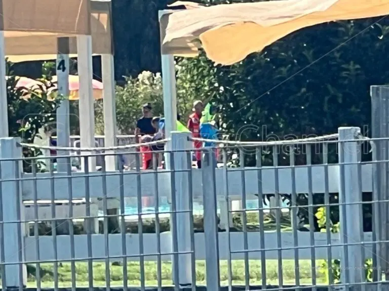 Bambina annegata nel Parco acquatico di Rende: «Scena straziante». Due infermieri hanno tentato di salvarla, struttura sotto sequestro