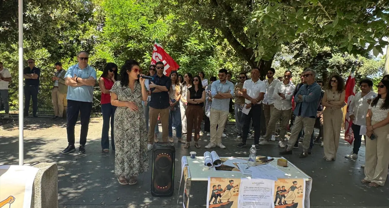 Vibo, i precari della giustizia in protesta: «Non ci possono mettere alla porta da un giorno all'altro»\n