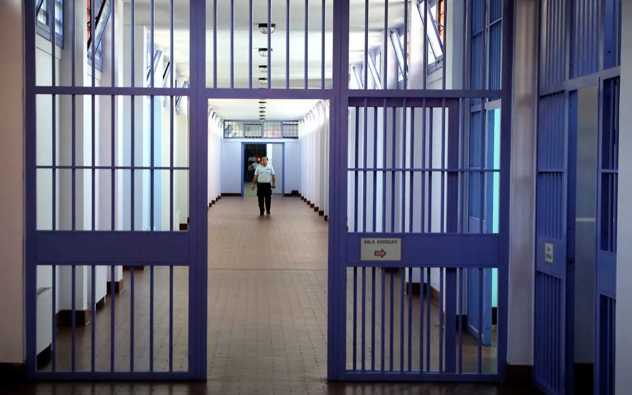 Detenuta transgender di Cosenza violentata in carcere a Ferrara, aperta un’indagine