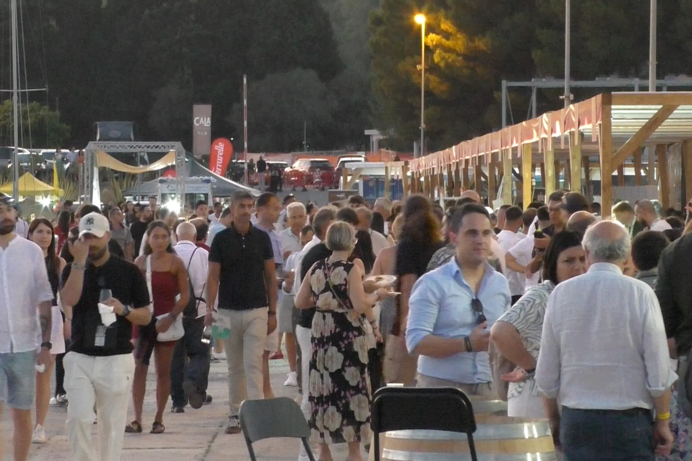 Roccella, boom di presenze per il Bob Fest: al porto l’enogastronomia di qualità\n