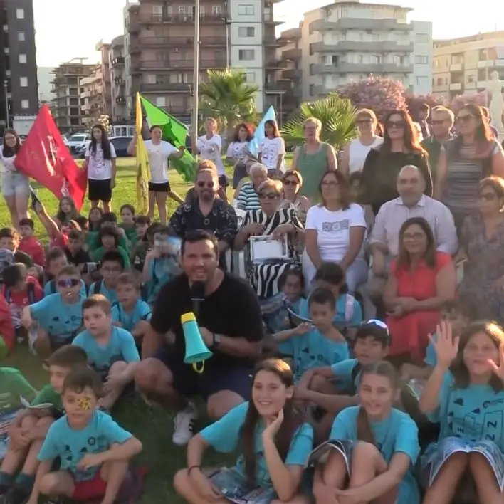 Musica, animazione e…\u00A0cavallucci marini:\u00A0Soverato festeggia la Bandiera blu con i bambini\n