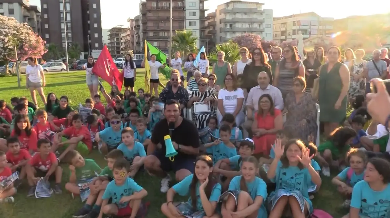 Musica, animazione e…\u00A0cavallucci marini:\u00A0Soverato festeggia la Bandiera blu con i bambini\n