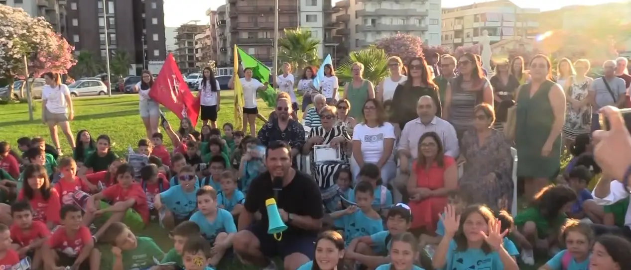 Musica, animazione e…\u00A0cavallucci marini:\u00A0Soverato festeggia la Bandiera blu con i bambini\n