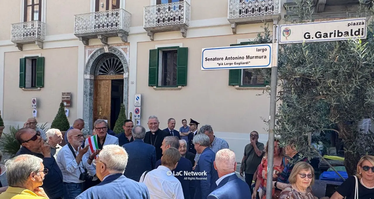 Una piazza per Antonino Murmura, Vibo onora il “padre” della Provincia: «Ha reso grande il nostro territorio con il lavoro e la visione»\n