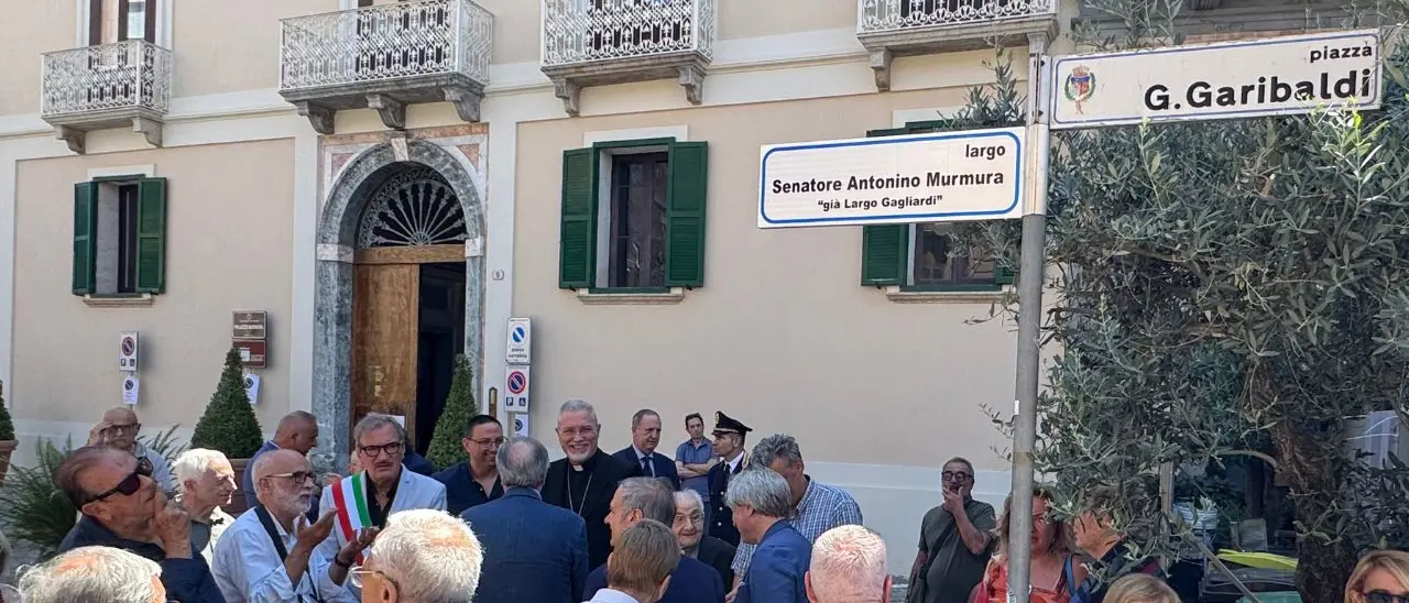 Una piazza per Antonino Murmura, Vibo onora il “padre” della Provincia: «Ha reso grande il nostro territorio con il lavoro e la visione»\n