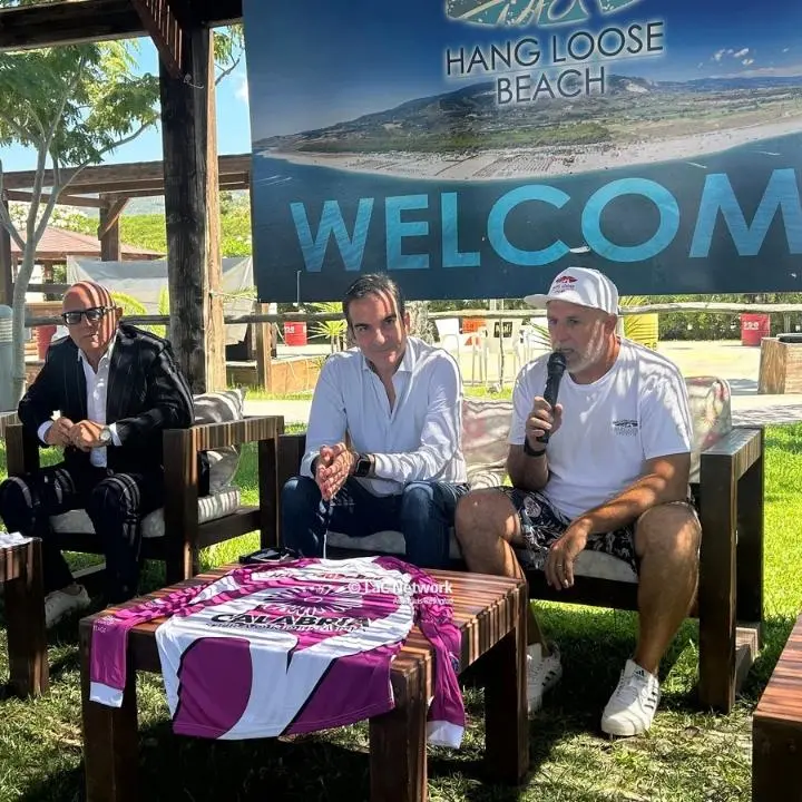 Il mare della Calabria protagonista: Gizzeria ospita i campioni del kite\n