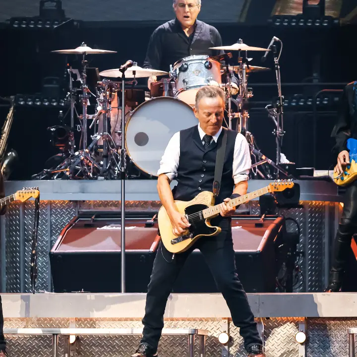 Bruce Springsteen accende San Siro: attacco a Trump e appello per la libertà, tra rock e resistenza\n