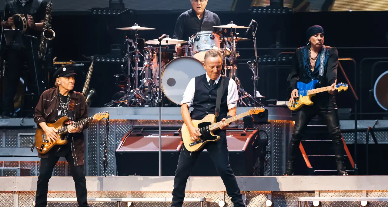 Bruce Springsteen accende San Siro: attacco a Trump e appello per la libertà, tra rock e resistenza\n