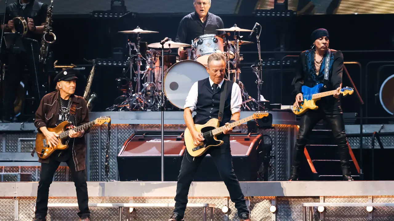 Bruce Springsteen accende San Siro: attacco a Trump e appello per la libertà, tra rock e resistenza\n