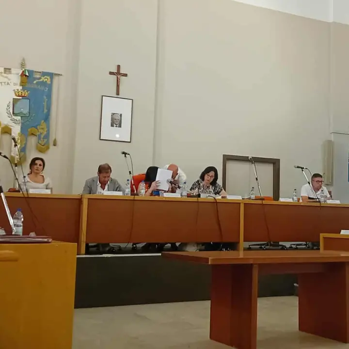Bisignano, è un Consiglio spiazzante. L’opposizione: «Nessun posto al sole, rifiutiamo il passaggio in giunta»\n