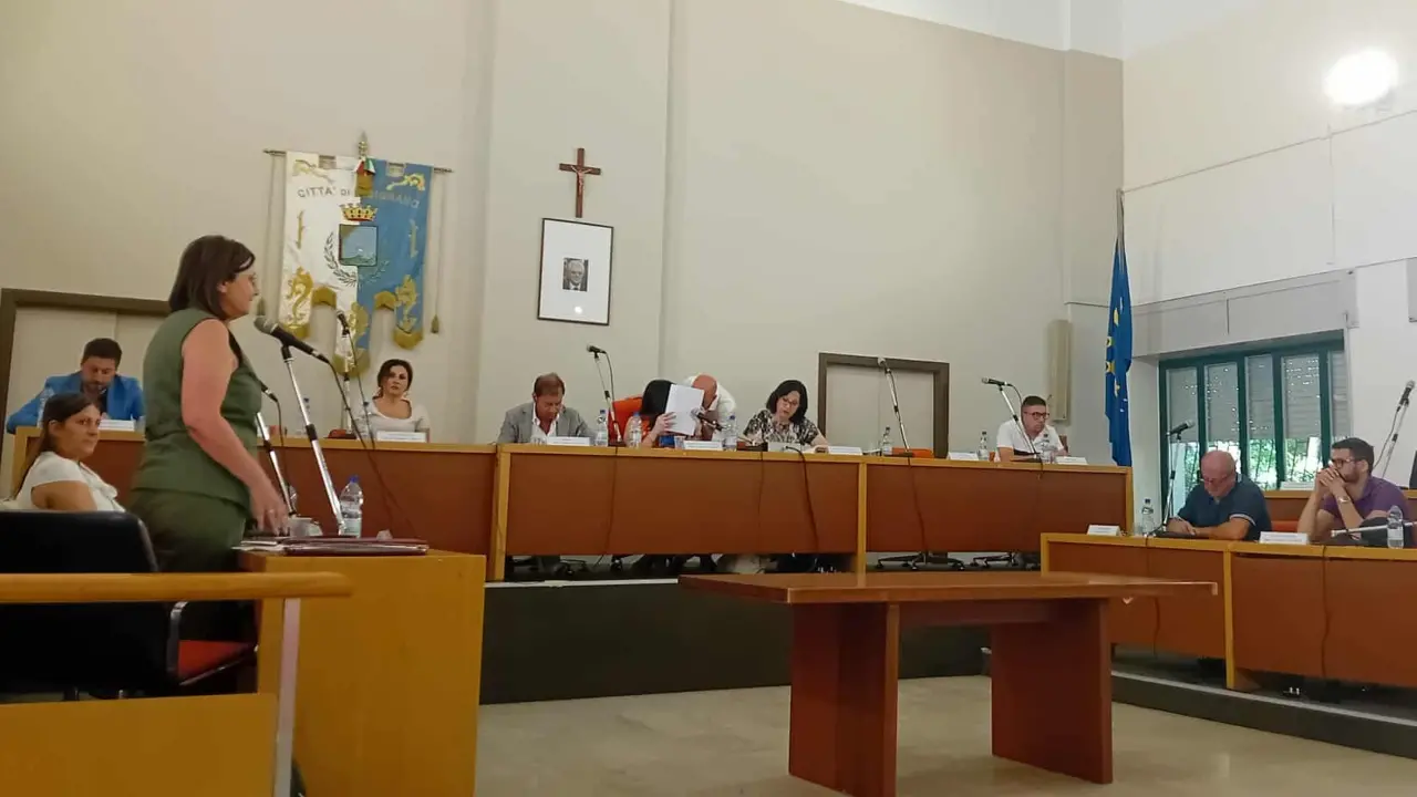 Bisignano, è un Consiglio spiazzante. L’opposizione: «Nessun posto al sole, rifiutiamo il passaggio in giunta»\n
