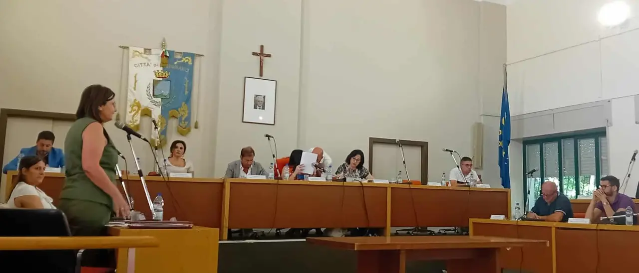 Bisignano, è un Consiglio spiazzante. L’opposizione: «Nessun posto al sole, rifiutiamo il passaggio in giunta»\n