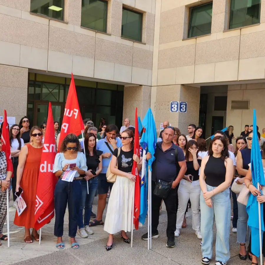 La protesta dei precari della giustizia\u00A0anche\u00A0al\u00A0Tribunale di Reggio: «Stabilizzazione indispensabile»