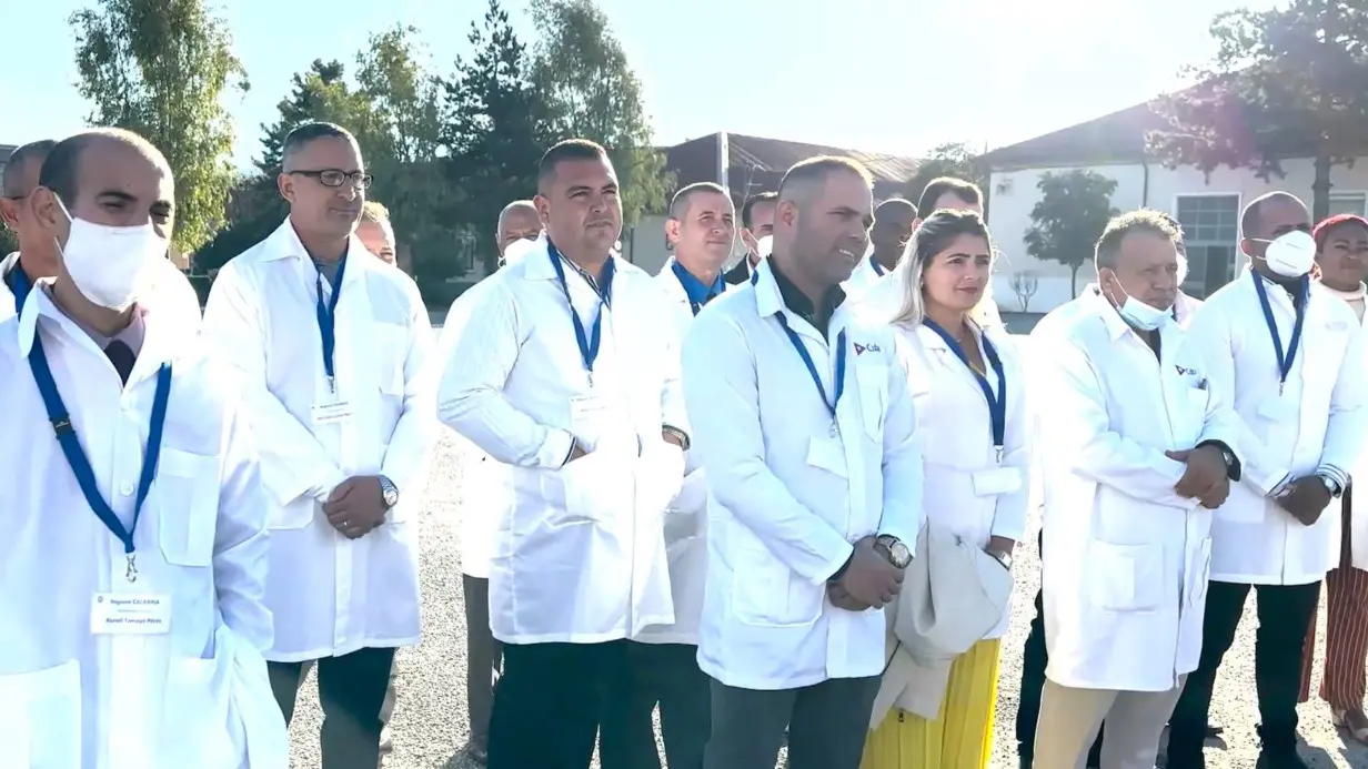 Medici cubani in Calabria, un’inchiesta accusa: stipendi decurtati del 70% e controlli anche sui social\n