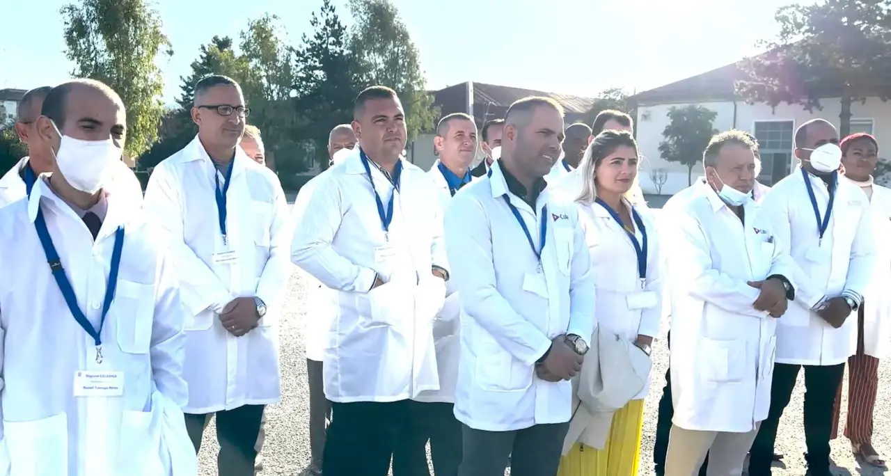 Medici cubani in Calabria, un’inchiesta accusa: stipendi decurtati del 70% e controlli anche sui social\n