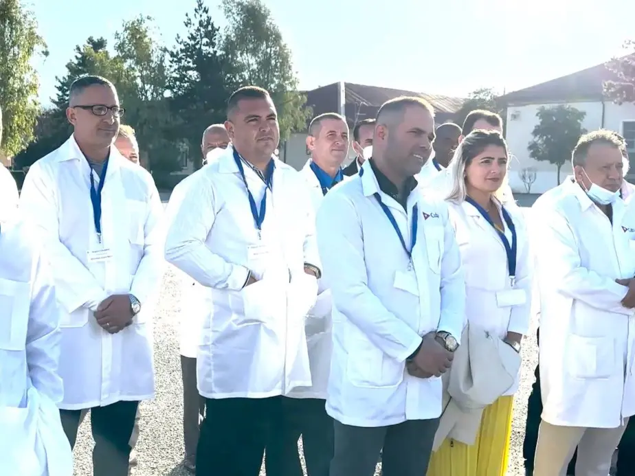 Medici cubani in Calabria, un’inchiesta accusa: stipendi decurtati del 70% e controlli anche sui social