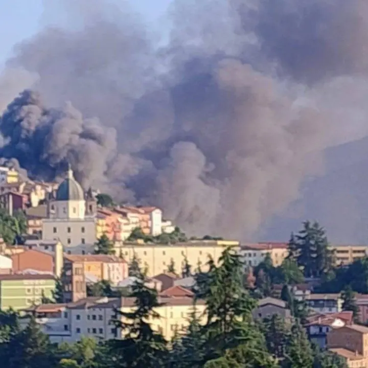 Incendio ad Acri, in fiamme un capannone per la lavorazione di lameria e pvc\n