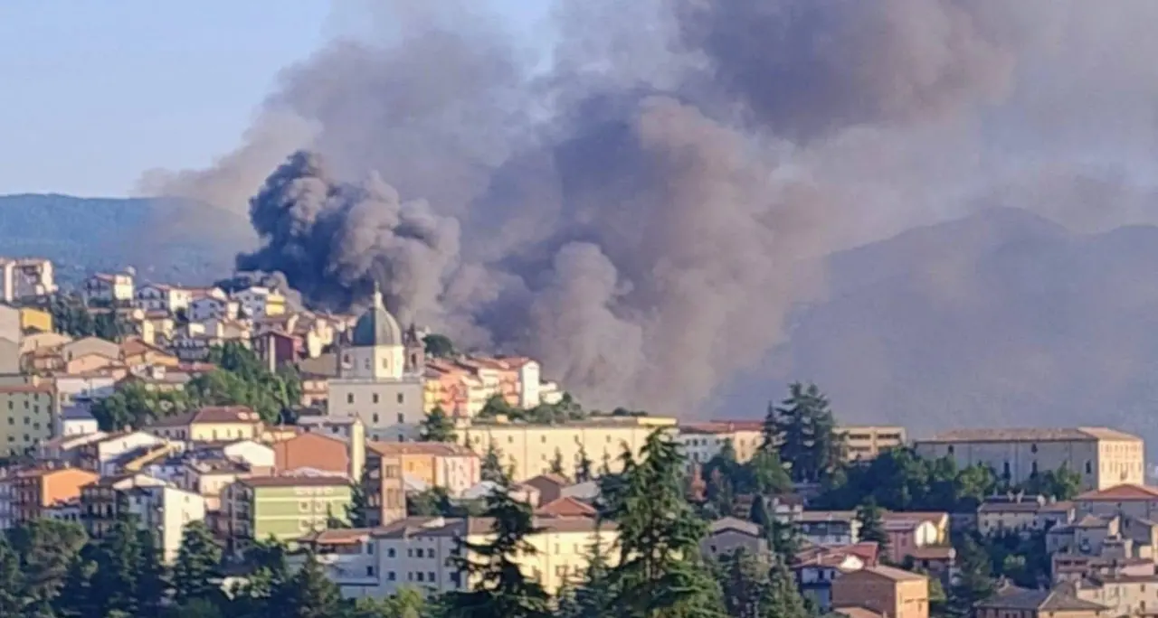 Incendio ad Acri, in fiamme un capannone per la lavorazione di lameria e pvc\n
