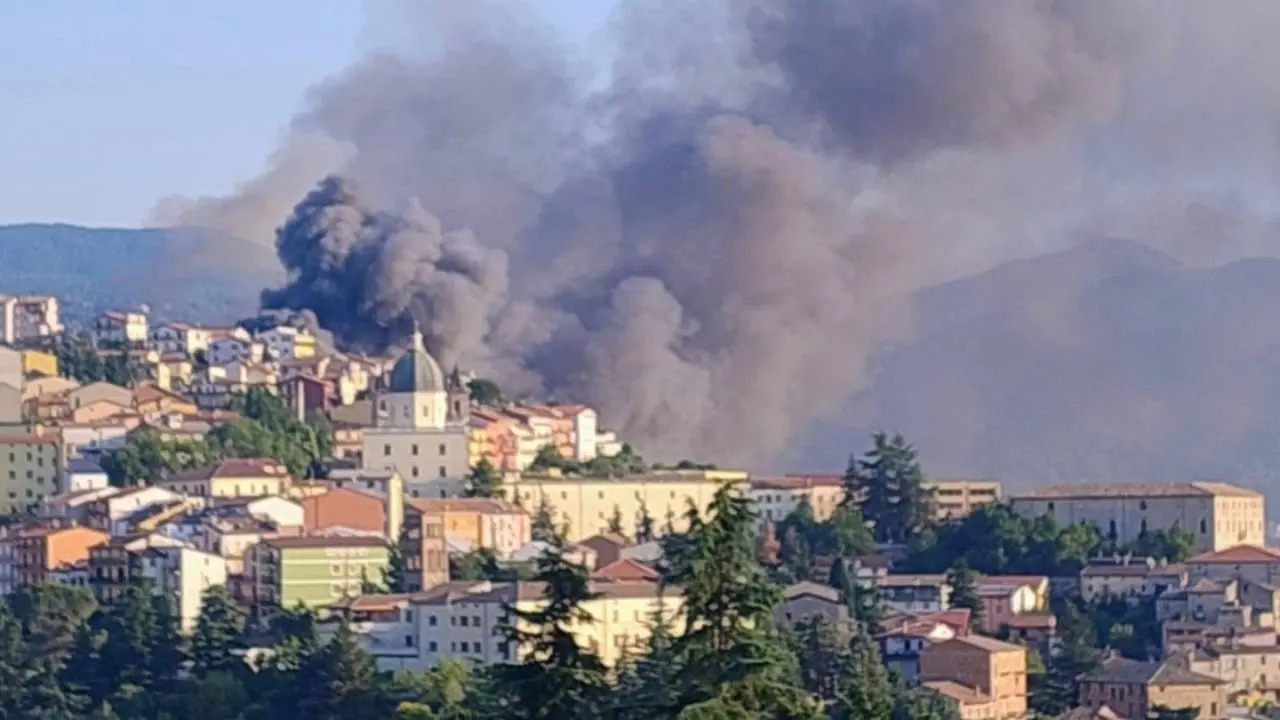 Incendio ad Acri, in fiamme un capannone per la lavorazione di lameria e pvc\n