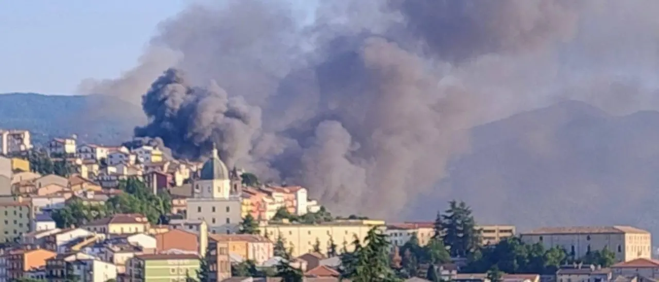 Incendio ad Acri, in fiamme un capannone per la lavorazione di lameria e pvc\n