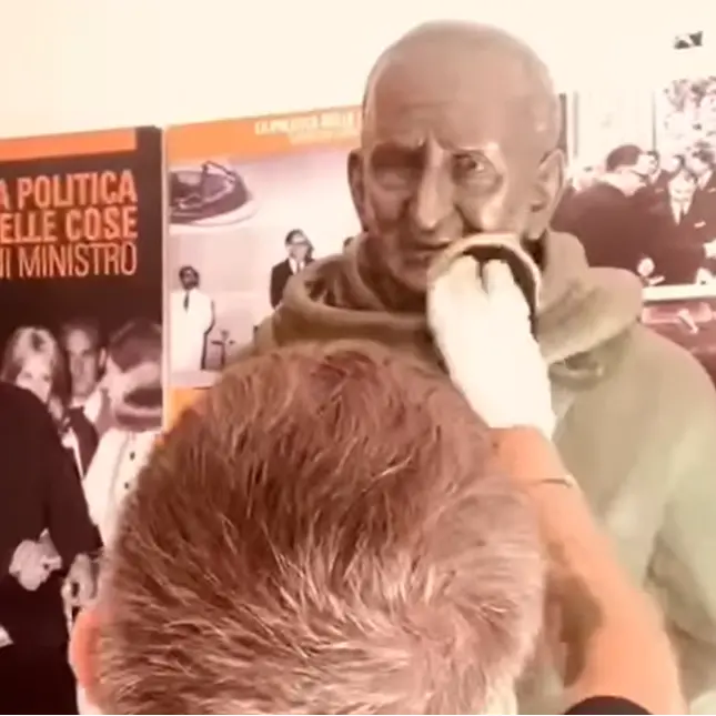 La statua di Giacomo Mancini torna alla Fondazione, il nipote:\u00A0«Comunità offesa, ora la ricollocazione»\n