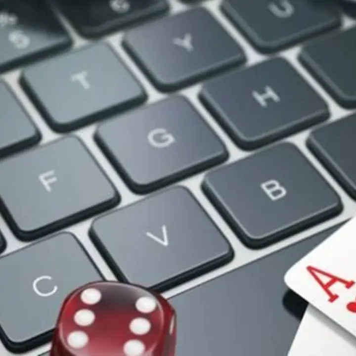 Gestione illecita delle scommesse online a Reggio Calabria, per il Tribunale la ’ndrangheta non c’entra: condanne e assoluzioni\n