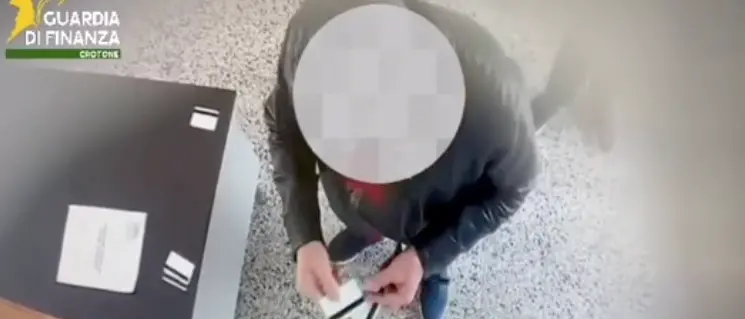 Assenteisti nella sede Arsac a Crotone dove uno timbrava per tutti, sospesa la quasi totalità dei dipendenti