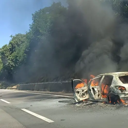 Auto in fiamme sull’A2 tra Altilia e Rogliano in direzione nord: l’autista è salvo\n