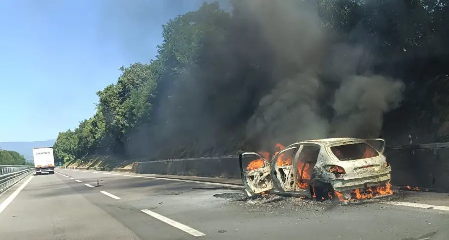 Auto in fiamme sull’A2 tra Altilia e Rogliano in direzione nord: l’autista è salvo\n