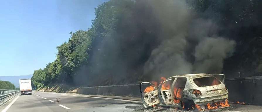 Auto in fiamme sull’A2 tra Altilia e Rogliano in direzione nord: l’autista è salvo\n