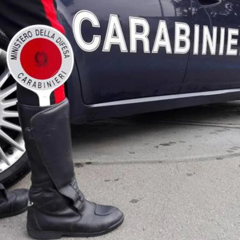 Ubriaco alla guida dell’auto urta mezzi in sosta, finisce contro un muro e aggredisce i carabinieri: arrestato\n