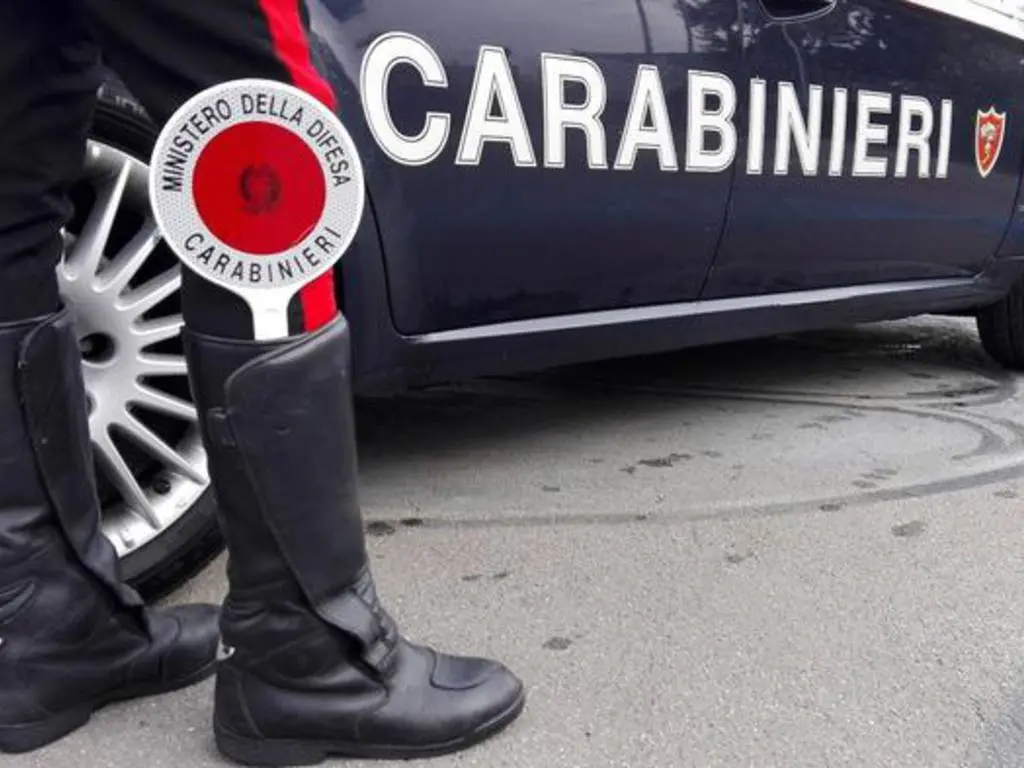 Ubriaco alla guida dell’auto urta mezzi in sosta, finisce contro un muro e aggredisce i carabinieri: arrestato\n