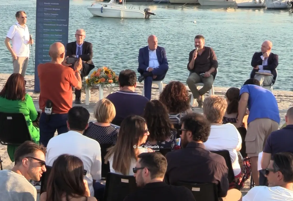 Presentato il Crotone summer 2025: tra i 50 appuntamenti spiccano i concerti di Gaia, Alex Britti e The Kolors\n