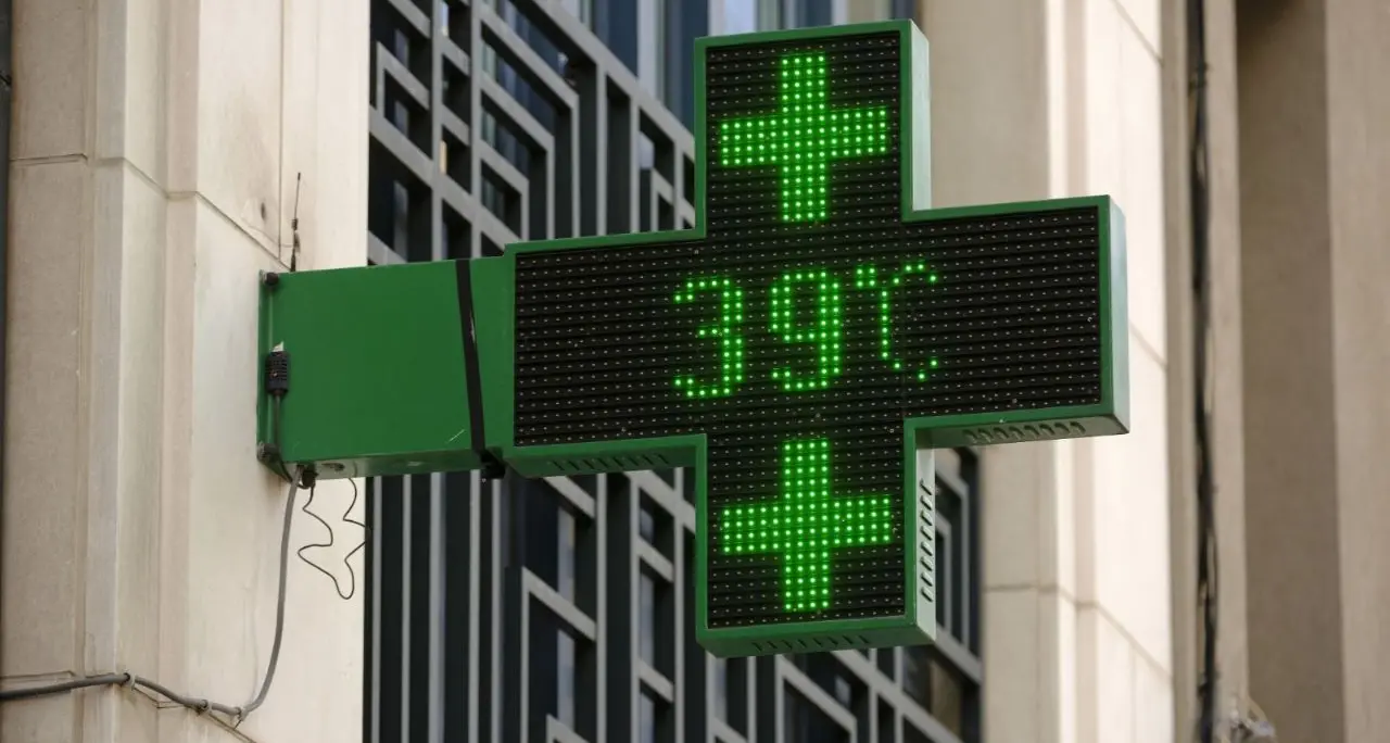 Caldo record in tutta Italia, allerta in 20 città: due morti in Sardegna\n