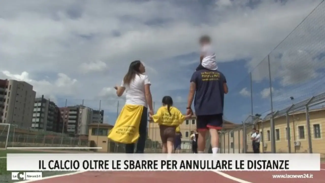 Il calcio oltre le sbarre per annullare le distanze