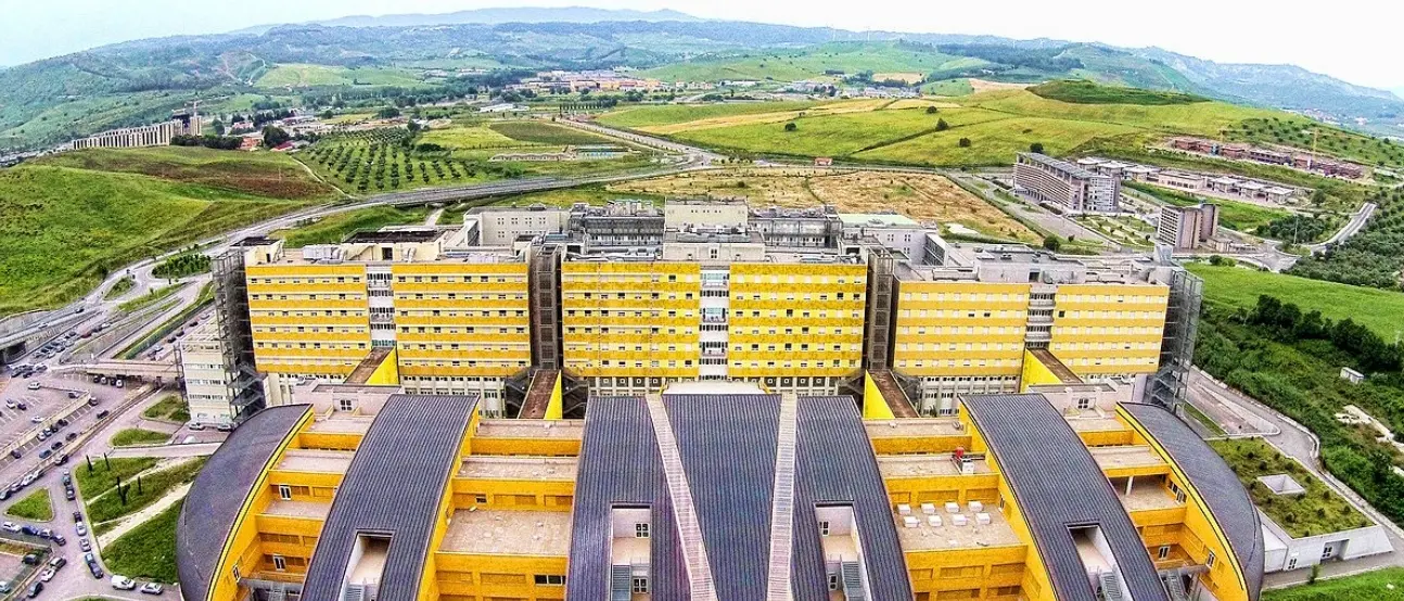 Reparto di oculistica privatizzato: l’Azienda Dulbecco avvia un’indagine sulla gestione di tutte le liste d’attesa\n