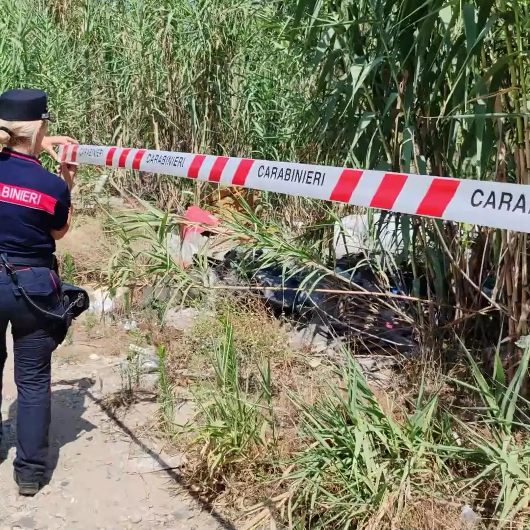 Rifiuti speciali in fiamme e discariche abusive, denunciate 15 persone nel Reggino\n