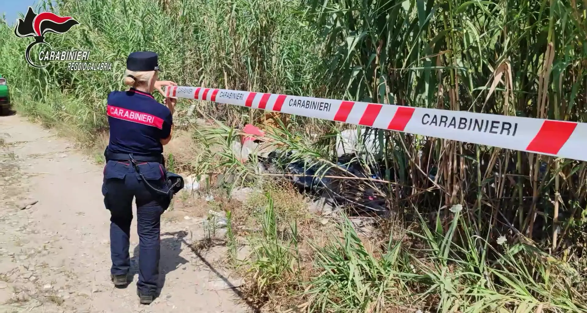 Rifiuti speciali in fiamme e discariche abusive, denunciate 15 persone nel Reggino\n