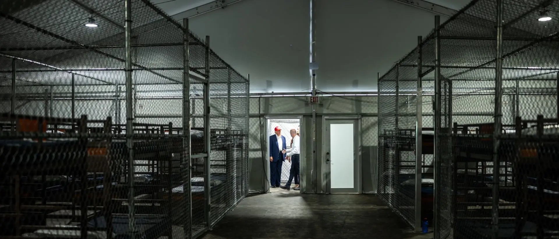 Alligator Alcatraz, il lager nella palude: Trump inaugura la prigione dei migranti tra i caimani. E ride\n