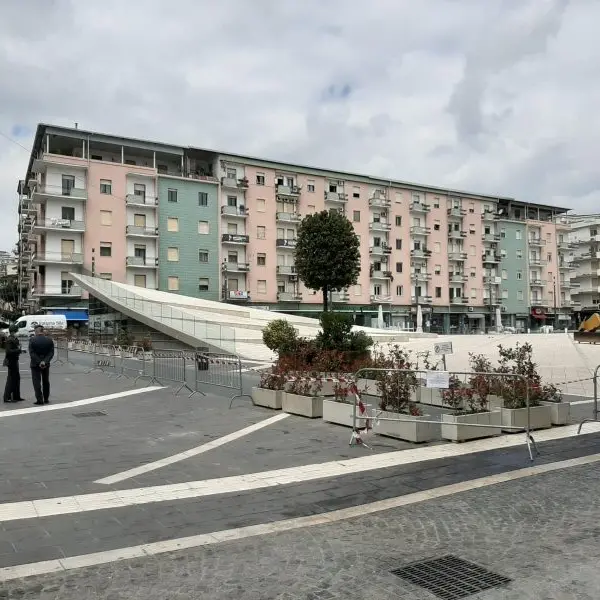Cosenza, ripristino della pavimentazione stradale di Piazza Bilotti