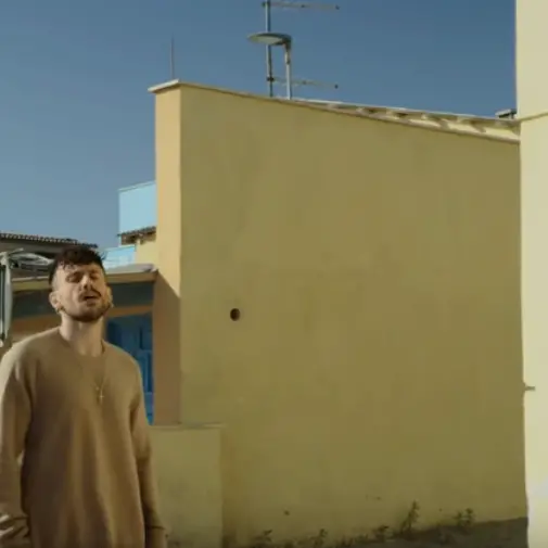 Aiello si racconta per le strade di Cosenza in un corto musicale