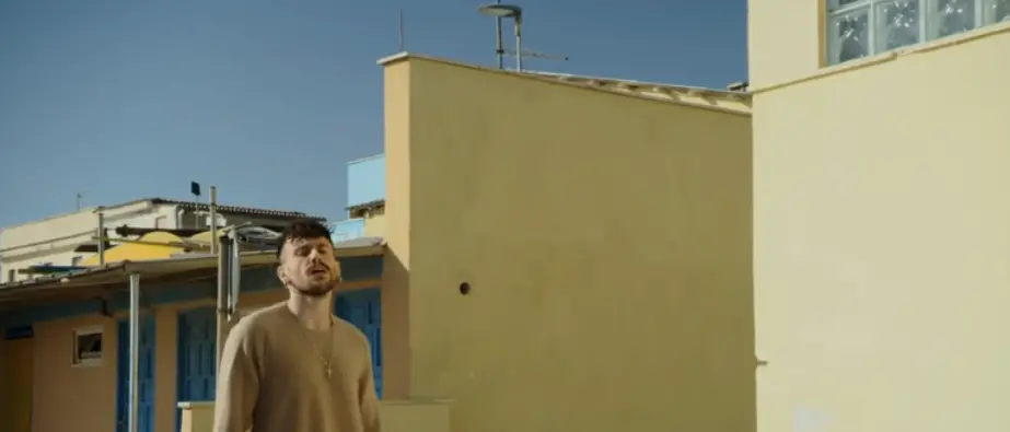 Aiello si racconta per le strade di Cosenza in un corto musicale