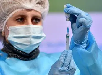AstraZeneca, Remuzzi: \"Su vaccino parlino i dati\"