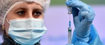 AstraZeneca, Remuzzi: \"Su vaccino parlino i dati\"