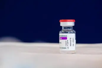 AstraZeneca, immunologo Minelli: \"Con dose più bassa vaccino più sicuro\"